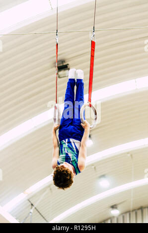 Portrait von kleine Zicklein Gymnast in einer Meisterschaft. Stockfoto