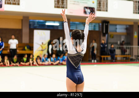 Wenig gymnast winken für die Öffentlichkeit in einer Konkurrenz im Stadion Stockfoto