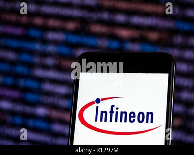 Infineon Technologies Semiconductor Manufacturing Company Logo auf dem Smartphone angezeigt. Die Infineon Technologies AG ist ein deutscher Halbleiterhersteller. Zum 30. September 2016, Infineon hatte 36,299 Mitarbeiter weltweit. Stockfoto