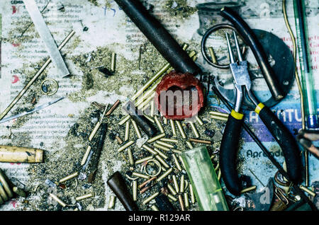 Blick von oben auf die verschiedenen Goldschmiede Werkzeuge auf den Schmuck am Arbeitsplatz. Desktop für Handwerk Schmuck machen mit professionellen Werkzeugen. Luftaufnahme von Werkzeugen über rustikal Hintergrund. Stockfoto