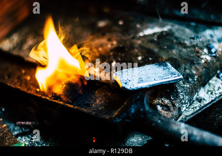 Handwerk Schmuck machen mit professionellen Werkzeugen. Makroaufnahme. Ein handgemachter Schmuck, Herstellung von Schmuck. Schmelz silber Stockfoto