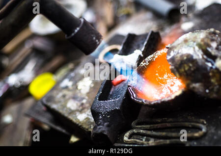 Handwerk Schmuck machen mit professionellen Werkzeugen. Makroaufnahme. Ein handgemachter Schmuck, Herstellung von Schmuck. Schmelz silber Stockfoto