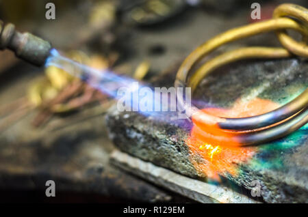 In der Nähe von Schmuck Schweißen mit lötlampe. Goldsmith's Werkstatt. Stockfoto