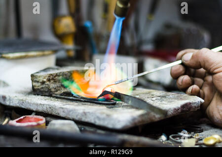 Master Juwelier Schweißen ein Ornament in einem Schmuck Werkstatt. Bild von Händen und Produkt. Stockfoto