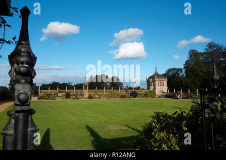 Montacute House Montacute South Somerset. Die Gärten eine der beiden Winkel Häuser und das Viereck Wände im Westen und Süden Stockfoto