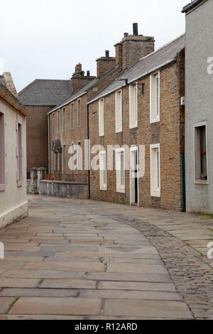Alfred Street in Stromness, Orkney mit alten Pflastersteinen aus einem Steinbruch in Orphir und Pflastersteinen in der Mitte der Straße. Stockfoto