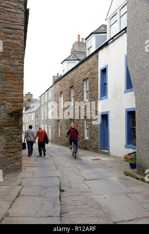 Alfred Street in Stromness, Orkney mit alten Pflastersteinen aus einem Steinbruch in Orphir und Pflastersteinen in der Mitte der Straße. Stockfoto