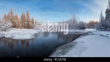 Winter Panorama von einem Bach in einem verschneiten Wald im Süden Jakutien, Russland Stockfoto