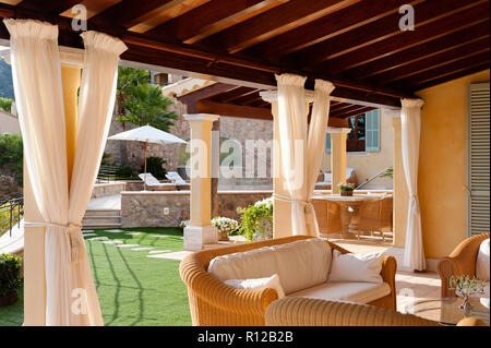 Zuckerrohr sofa auf der mediterranen Terrasse Stockfoto