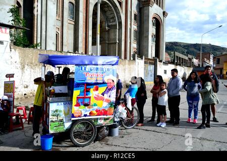 Verkauf raspadilla - gehagelt Getränk - Plaza de Armas in Huaraz. Abteilung der Ancash. PERU Stockfoto