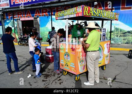 Verkauf raspadilla - gehagelt Getränk - Plaza de Armas in Huaraz. Abteilung der Ancash. PERU Stockfoto