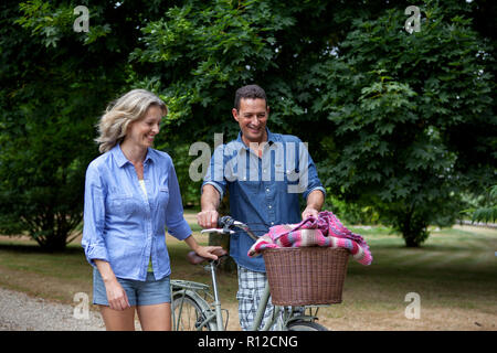 Reifes Paar sie Fahrrad auf ländlichen Straßen Stockfoto
