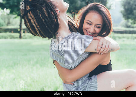 Freundinnen spielen im Park Stockfoto