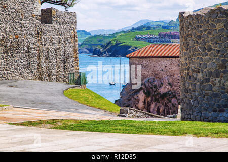 Aussicht von der Küste der Hafen von Castro Urdiales, Spanien Stockfoto