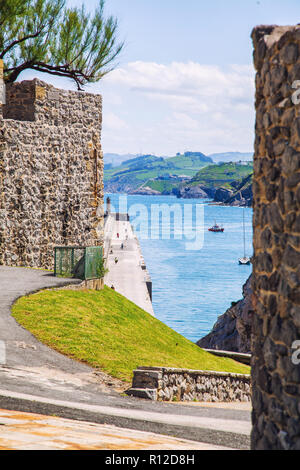 Aussicht von der Küste der Hafen von Castro Urdiales, Spanien Stockfoto