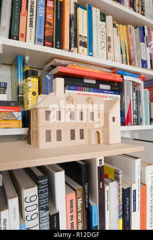 Modell Haus auf Bücherregal Stockfoto