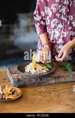 Pilz-risotto auf Platte garniert werden Stockfoto