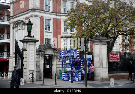 Eine allgemeine Ansicht von Chelsea Merchandise von einem Verkäufer verkauft wird vor dem Spiel in der Premier League an der Stamford Bridge, London. Stockfoto