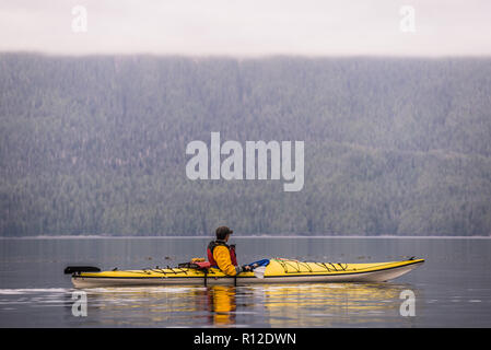 Mann Kajak in See, Johnstone Strait, Telegraph Cove, Kanada Stockfoto