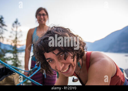 Freundinnen Klettern, Malamute, Squamish, Kanada Stockfoto
