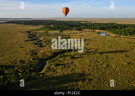 Heißluftballon schweben über Mara Fluss, Kenia Stockfoto