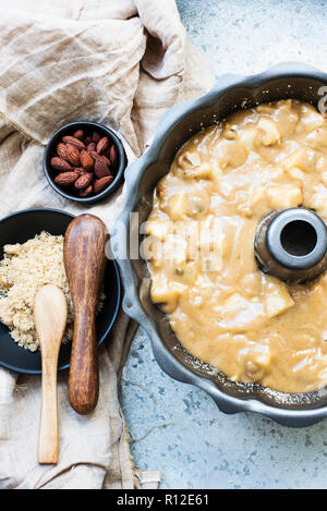 Teig mischen für Apfelkuchen Stockfoto