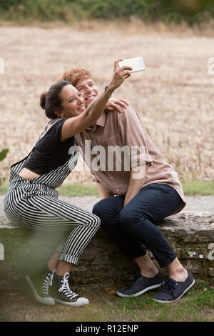 Freunde, die in der Landschaft selfie Stockfoto