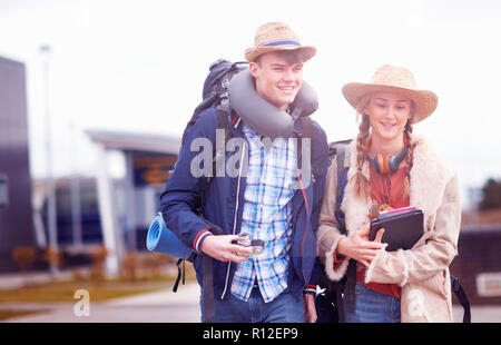 Backpacker Ehepaar am Flughafen Stockfoto