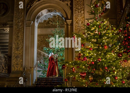 Carole Copeland kleiden, wie der Rattenfänger spielen ihre Leitung während des Chatsworth's Once Upon A Time, Weihnachten drücken Sie anrufen, in Chatsworth House, Bakewell, Derbyshire. Stockfoto