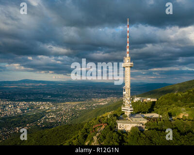 Fernsehturm von Sofia, Bulgarien - auf den Vitosha Berg - schöne Luftaufnahme bei Sonnenuntergang - tolle Lage mit Blick auf die Stadt Stockfoto