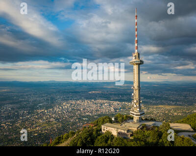 Fernsehturm von Sofia, Bulgarien - auf den Vitosha Berg - schöne Luftaufnahme bei Sonnenuntergang - tolle Lage mit Blick auf die Stadt Stockfoto