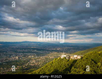 Fernsehturm von Sofia, Bulgarien - auf den Vitosha Berg - schöne Luftaufnahme bei Sonnenuntergang - tolle Lage mit Blick auf die Stadt Stockfoto