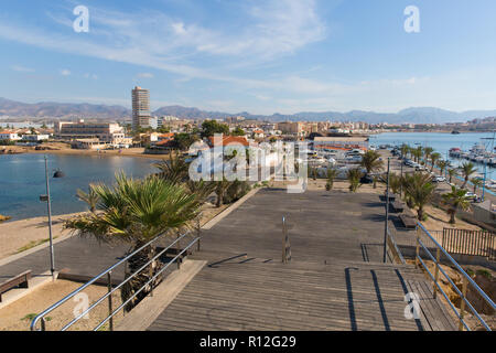 Blick vom Cabezo de La Reya Puerto de Mazarron Spanien Richtung Hafen und Stadt Stockfoto