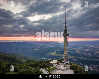 Fernsehturm von Sofia, Bulgarien - auf den Vitosha Berg - schöne Luftaufnahme bei Sonnenuntergang - tolle Lage mit Blick auf die Stadt Stockfoto