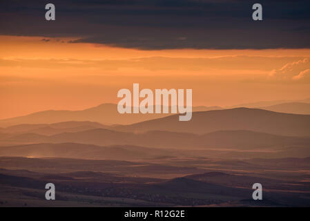 Sonnenuntergang in den Bergen - magische Licht auf der Oberseite des Vitosha Berges in Sofia, Bulgarien - die goldenen Sonnenstrahlen durch die dunklen Gewitterwolken Stockfoto