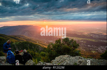 Sonnenuntergang in den Bergen - magische Licht auf der Oberseite des Vitosha Berges in Sofia, Bulgarien - die goldenen Sonnenstrahlen durch die dunklen Gewitterwolken Stockfoto