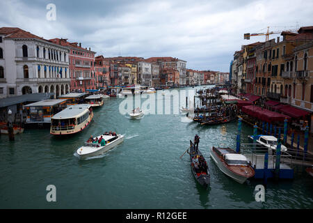 Venedig/Italien - 3. November 2018: Auf der Suche stromabwärts von der Rialtobrücke in Venedig, Italien entlang des Canal Grande von historischen Gebäuden flankiert. Stockfoto