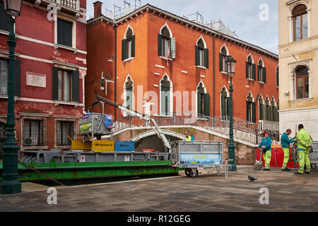 Venedig/Italien - 3. November 2018: Rat Arbeiter mit Hausbooten auf den Kanälen auf den Straßen von Venedig zu reinigen Stockfoto