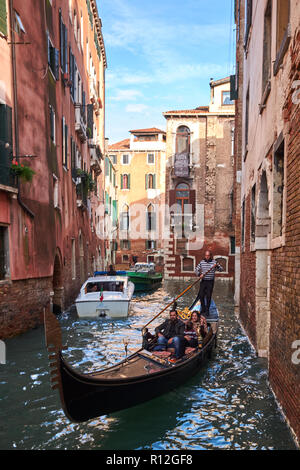 Venedig/Italien - 3. November 2018: eine Gondel ist durch die engen Kanäle von Venedig, Italien navigiert. Stockfoto