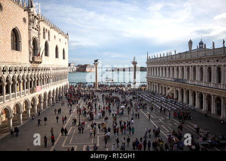 Venedig/Italien - 3. November 2018: Menschenmassen versammeln sich in der Piazza San Marco außerhalb der Palast des Dogen von Venedig, Italien. Stockfoto