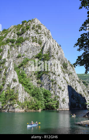Kajaks auf Matka See, Matka Canyon, Skopje, Skopje Region, Republik Nördlich Mazedonien Stockfoto