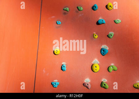 Klettern oder Bouldern Wand mit bunten Hand hält. Stockfoto
