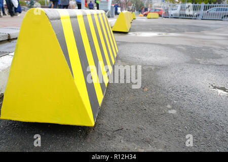 Traffic Limiter auf dem Parkplatz. Moderne Barriere Zaun für Autos im Sommer Parkplätze auf der Straße Stockfoto