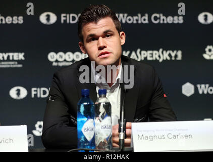 Der amtierende FIDE-Weltmeister Magnus Carlsen Sprechen während der FIDE Schach-weltmeisterschaft Pressekonferenz in Central London. Stockfoto