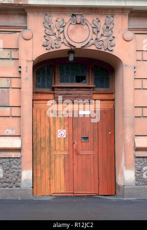 Alte Tür. Fassade der alten Gebäude in St. Petersburg. Stockfoto