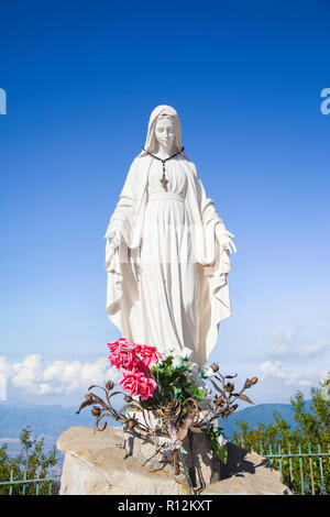 Statue der "Madonna dell'accoglienza', Heiligtum des Erzengels St. Michael, Monte Faito, Kampanien, Italien Stockfoto