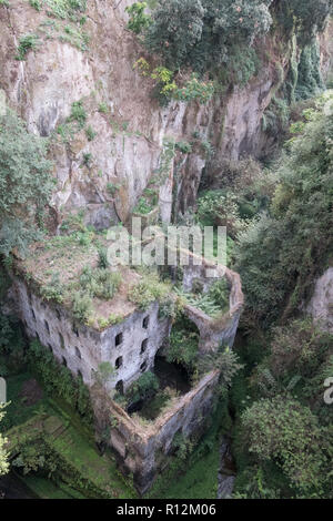 Tal der Mühlen (Valle dei Mulini), verlassenen Mühlen inmitten Unterholz am Fuße einer Schlucht im Zentrum von Sorrento und die Küste von Amalfi Italien Stockfoto