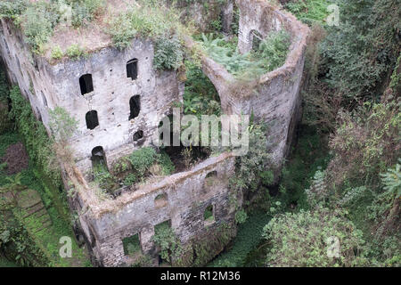 Tal der Mühlen (Valle dei Mulini), verlassenen Mühlen inmitten Unterholz am Fuße einer Schlucht im Zentrum von Sorrento und die Küste von Amalfi Italien Stockfoto