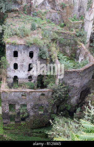 Tal der Mühlen (Valle dei Mulini), verlassenen Mühlen inmitten Unterholz am Fuße einer Schlucht im Zentrum von Sorrento und die Küste von Amalfi Italien Stockfoto