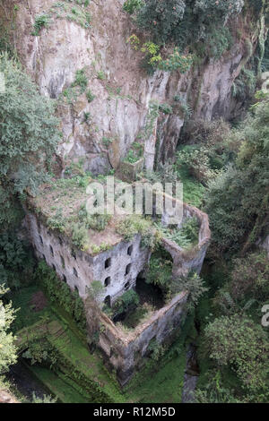 Tal der Mühlen (Valle dei Mulini), verlassenen Mühlen inmitten Unterholz am Fuße einer Schlucht im Zentrum von Sorrento und die Küste von Amalfi Italien Stockfoto